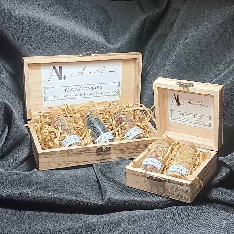 Cofre de madera con botes de cristal decorativo, con incienso cofrade.